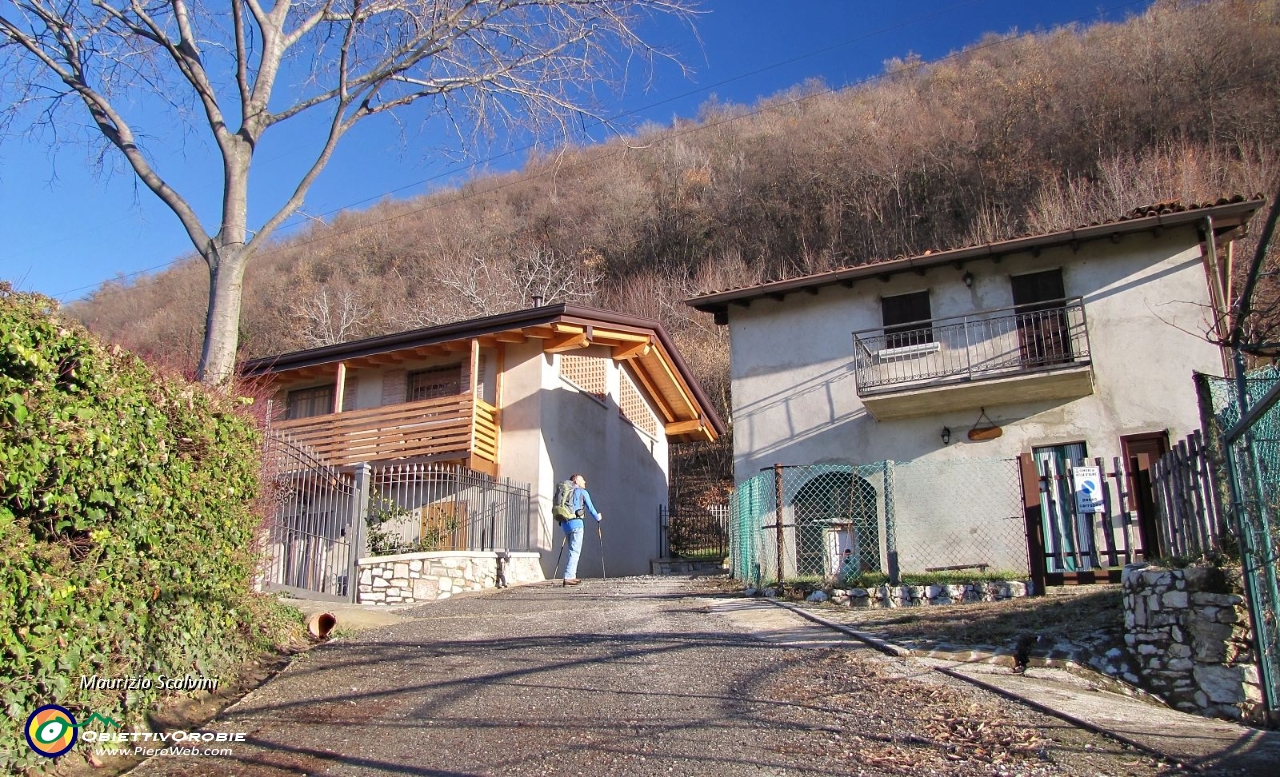 06 Via Piazzola mi porta tra queste cascine, inizia la mia salita al Canto Alto....JPG